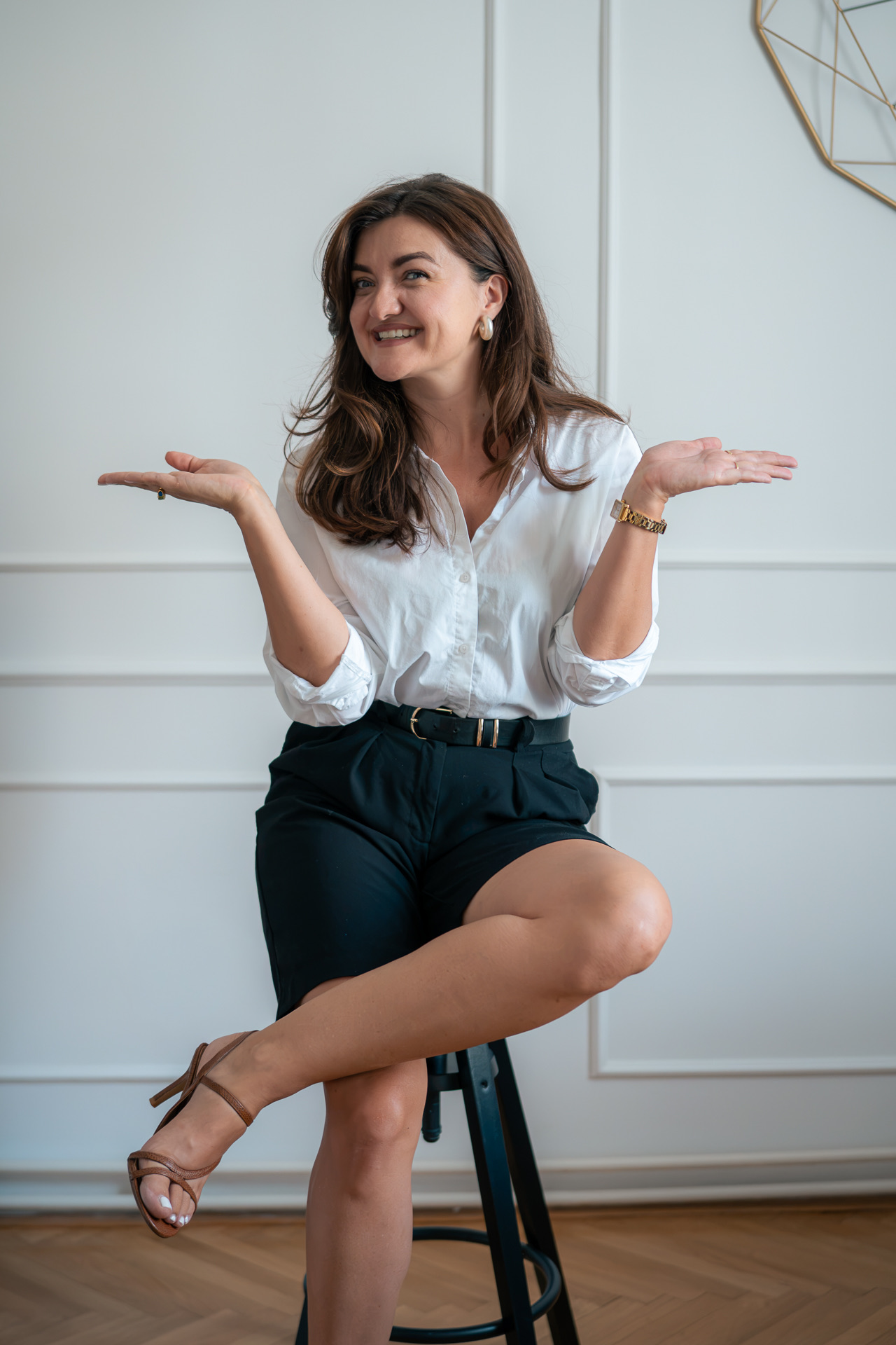 Ana Mihaljević sjedi na visokoj stolici