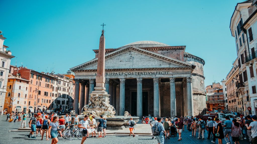 Trg s obeliskom u sredini i turistima te Pantheon u pozadini