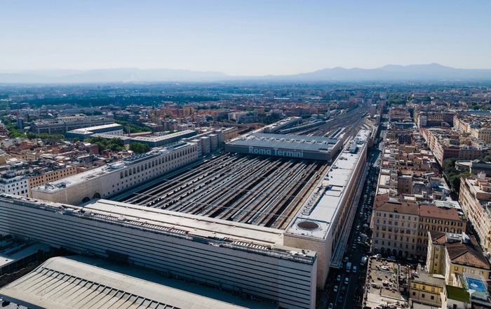 Roma Termini stanica iz zraka sa obližnjim kvartovima.