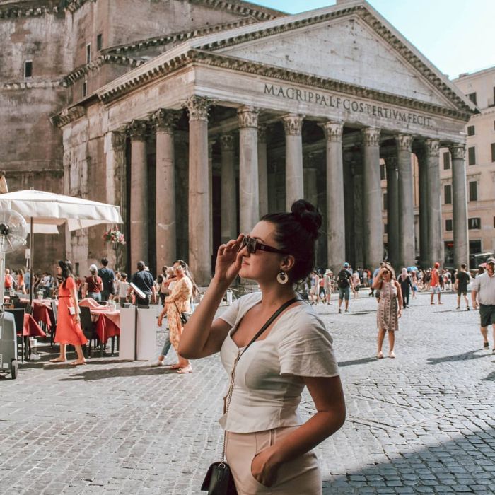 Ana Mihaljevic ispred Pantheona u Rimu.