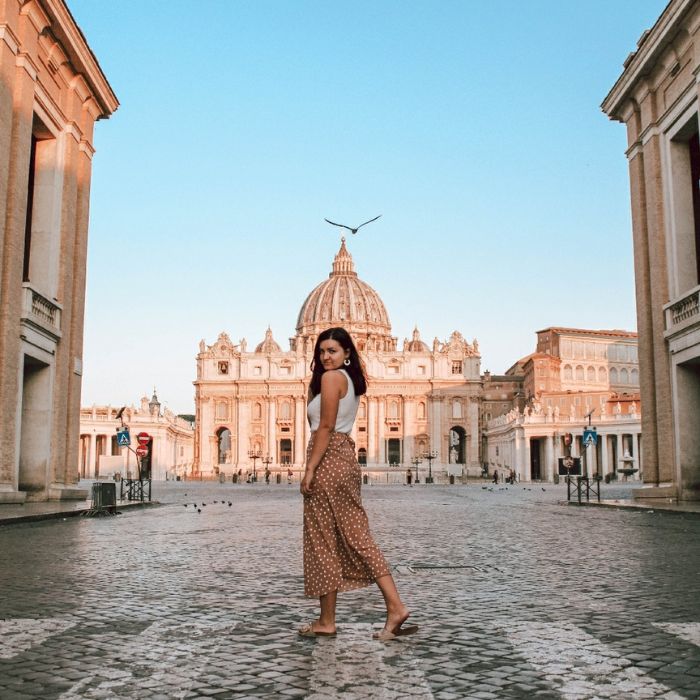 Ana i trg Svetog Petra bez ljudi