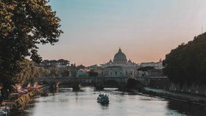 Panoramski pogled na rijeku Tiber u Rimu, s Vatikanskom bazilikom u pozadini.