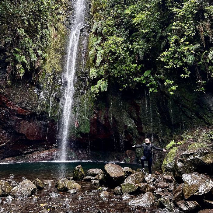 Ana ispod vodopada, zelenilo