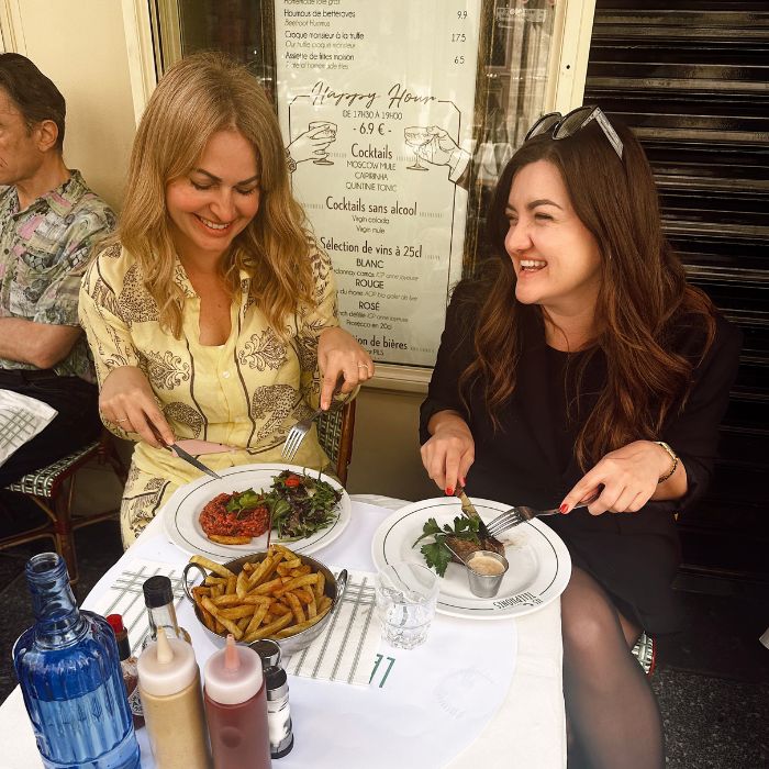 Ana s prijateljicom u restoranu u Parizu