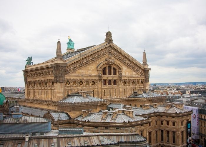 Vrh zgrade Galerija Lafayette izvana.