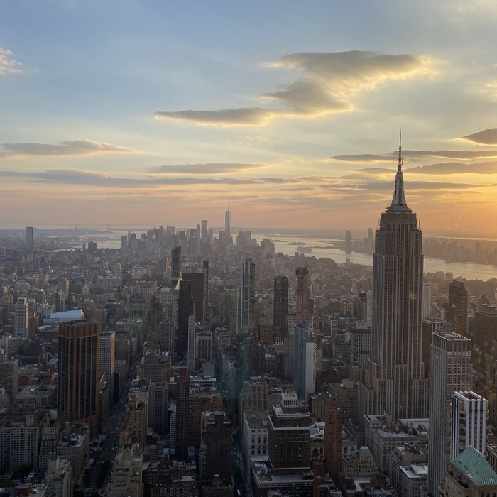 Pogled sa Summit One Vanderbilt, u pozadini Manhattan i Empire State Building.