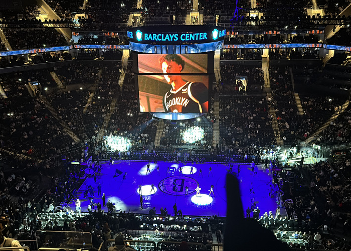 Brookly Nets NBA utakmica, arena sa semaforom i igralištem u sredini.