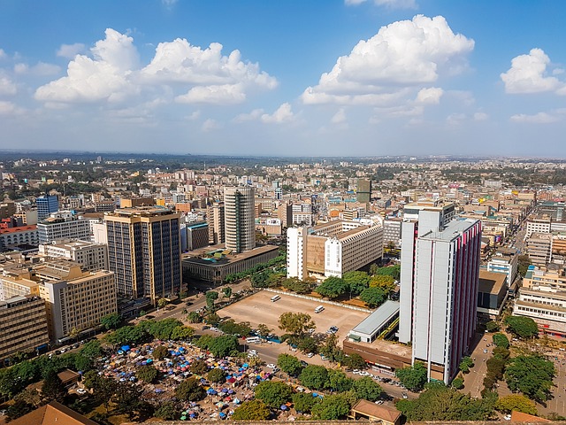 Panorama Nairobija iz zraka, zgrade i trgovi.