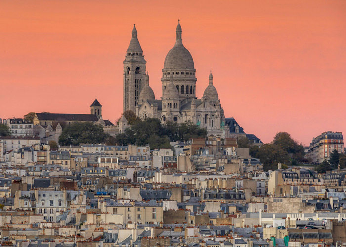 Vrh Montmartre-a u suton, bazilika i okolne kuće na brdu.