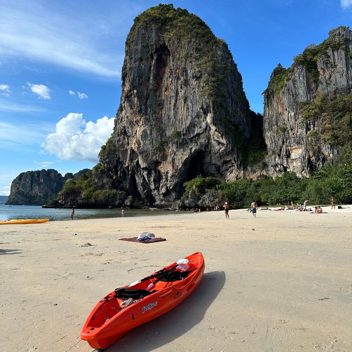 Plaža u Ao Nangu i crveni kajak