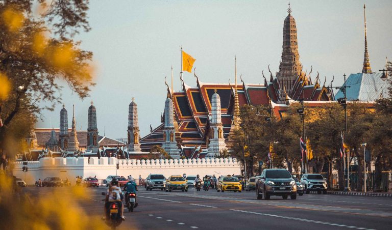 Bangkok Wat Phra Kaew palača iz daljine, na cesti motori.
