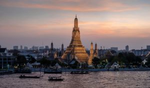 Panorama Wat Aruna u sumrak, obasjan žutom bojom.