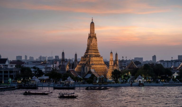 Panorama Wat Aruna u sumrak, obasjan žutom bojom.