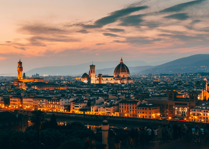 Firenca i Duomo u sumrak, zuta svjetla obasjavaju zgrade i katedralu.
