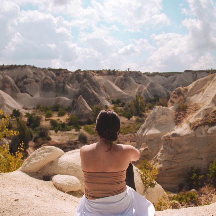 Ana sjedi na podu u Love Valley