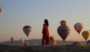 Kapadokija iz prve ruke: Iskustva, troškovi i savjeti Ana Mihaljevic u Kapadokiji, baloni na nebu u pozadini.