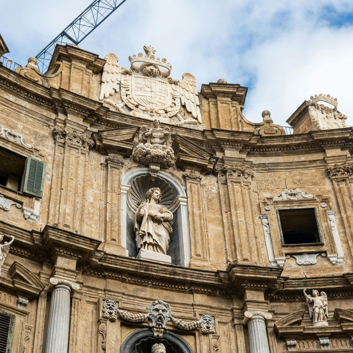 Quattro Canti u Palermu, kipovi i povijesna zgrada