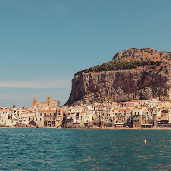 Panorama grada Cefalu, more, stari kameni grad i brdo