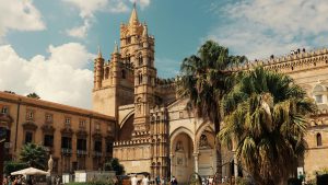 Što vidjeti u Palermu: vodič za prvo putovanje Katedrala u Palermu sa palmama u dvorištu i zelenim palmama.