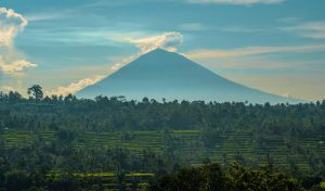 Bali: kada ići, cijene, hrana i što vidjeti u 2 tjedna Vulkan Bali, palme i plavo nebo