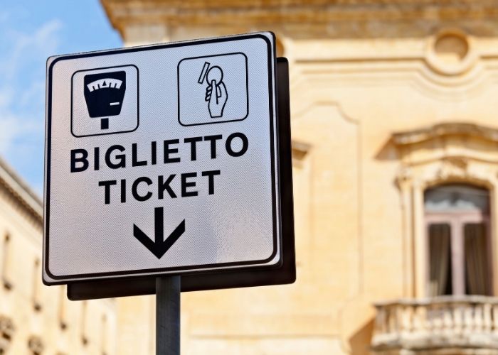 Znak na kojem piše Biglietto-Tickets