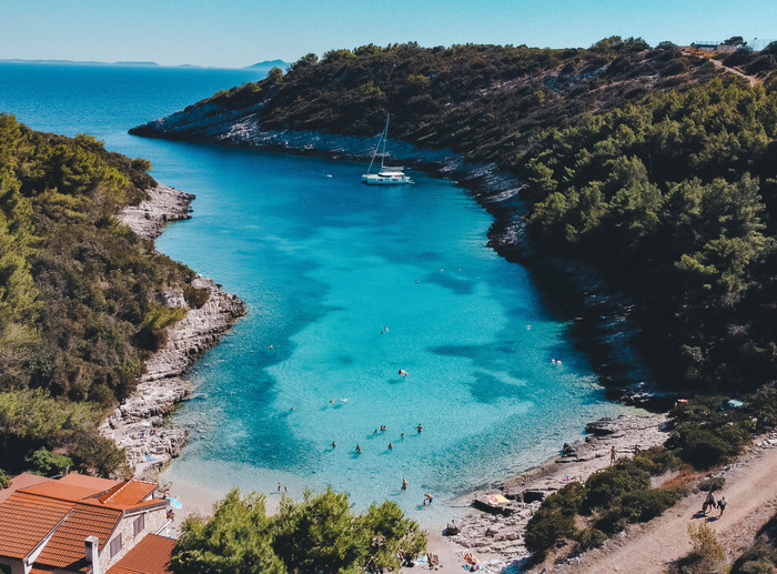 Plaža Žitna Korčula iz zraka, uvala i plavo more.