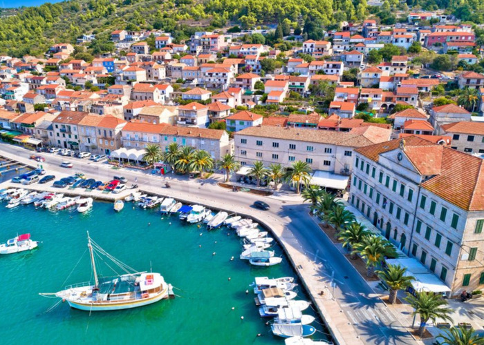 Vela Luka iz zraka, narančasti krovovi i vezani brodovi.