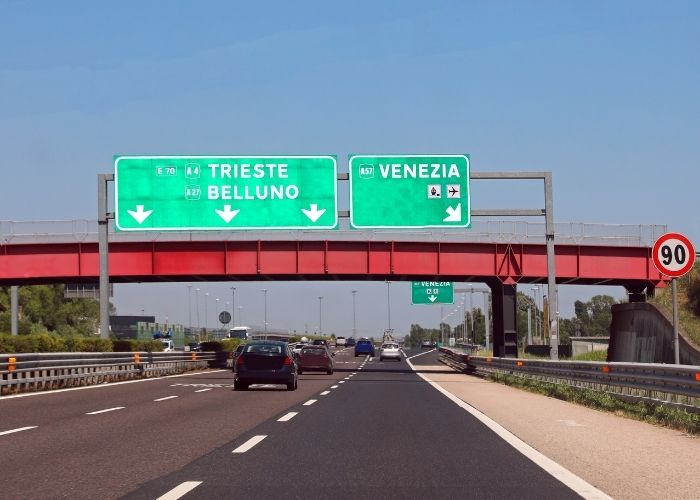 Znak na autocesti na kojem piše Trieste i Venezia