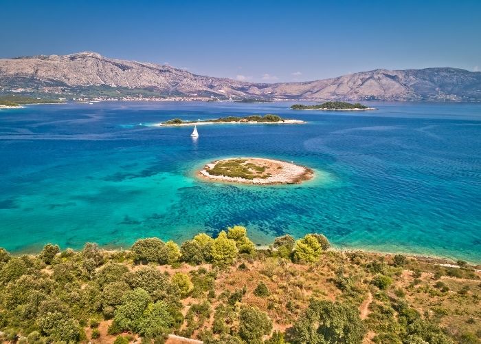 Otočić kraj Lumbarde na Korčuli