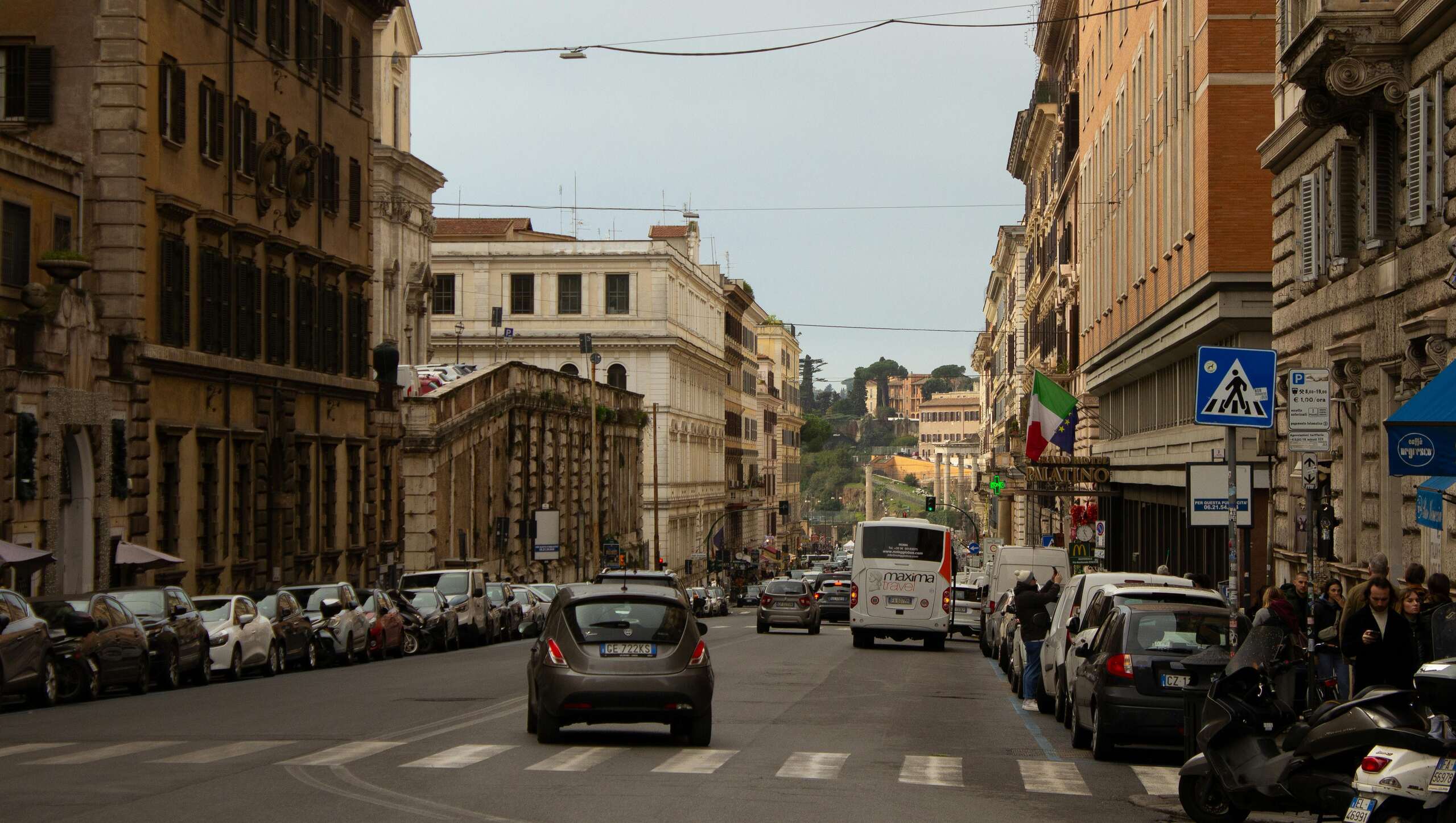 Autom po Italiji Auto na cesti u Italiji, talijanska zastava na zgradi.