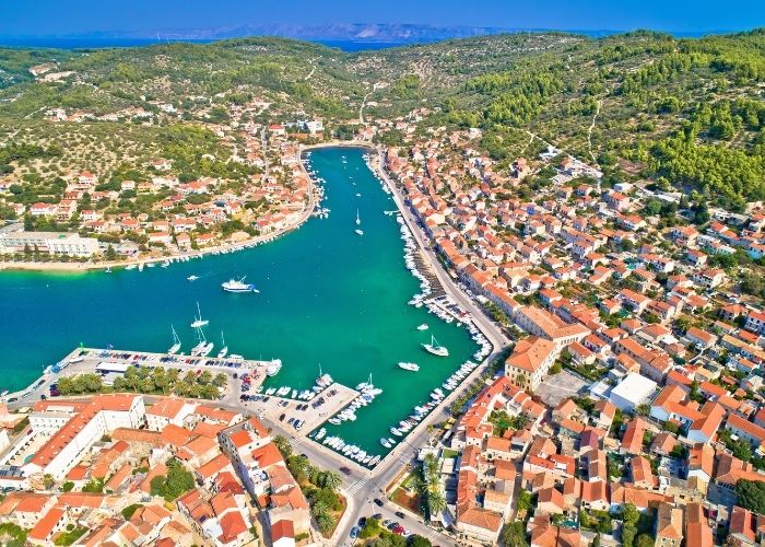 Mjesto i uvala Vela Luka na Korčuli