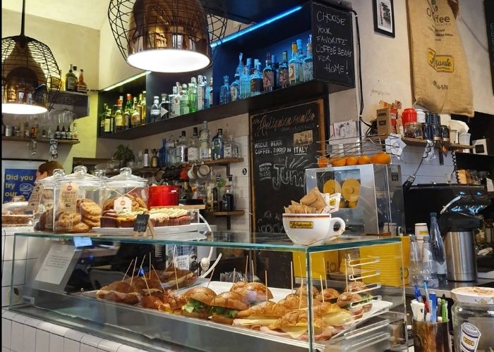 Sendviči i kroasani u izlogu u talijanskom brunch baru.