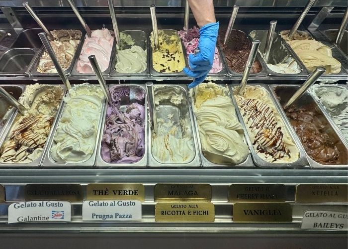 Gelato u metalnim posudicama, natpisi na talijanskom