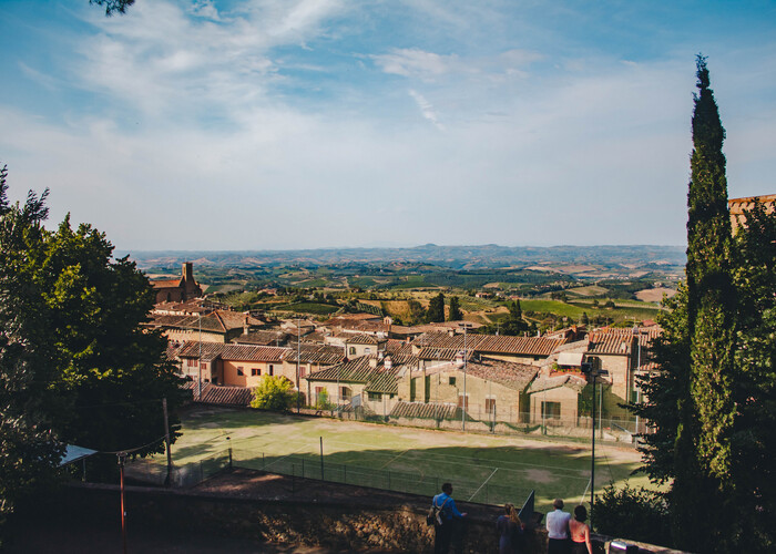 Pogled na stare kuće i brežuljke iz San. Gimignana.