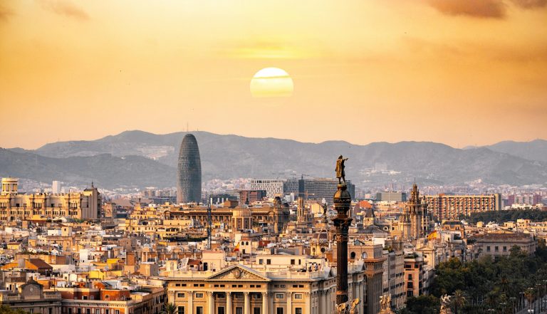 Panorama Barcelone, zgrade i žuto nebo u pozadini