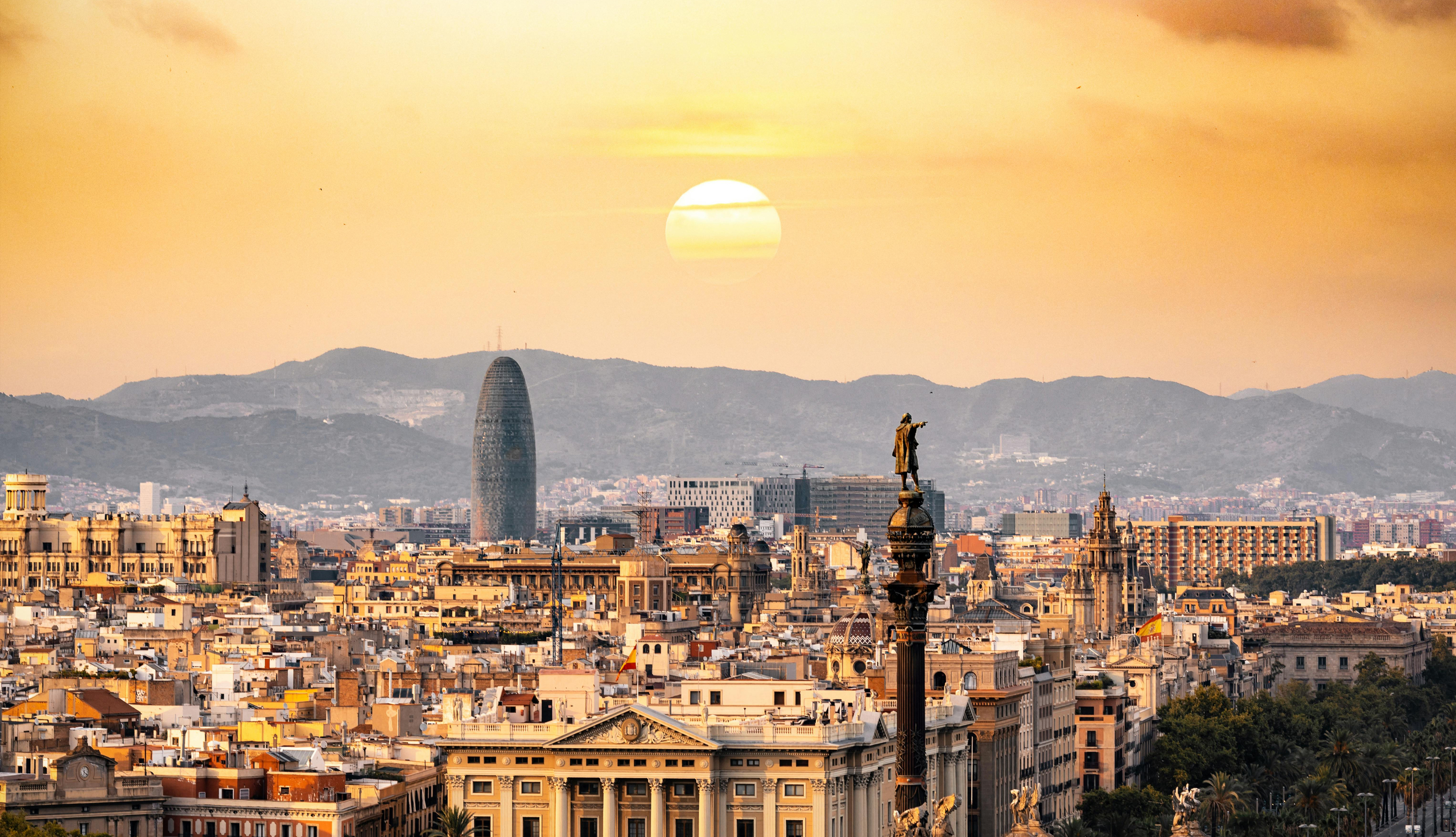 Barcelona naslovna Panorama Barcelone, zgrade i žuto nebo u pozadini