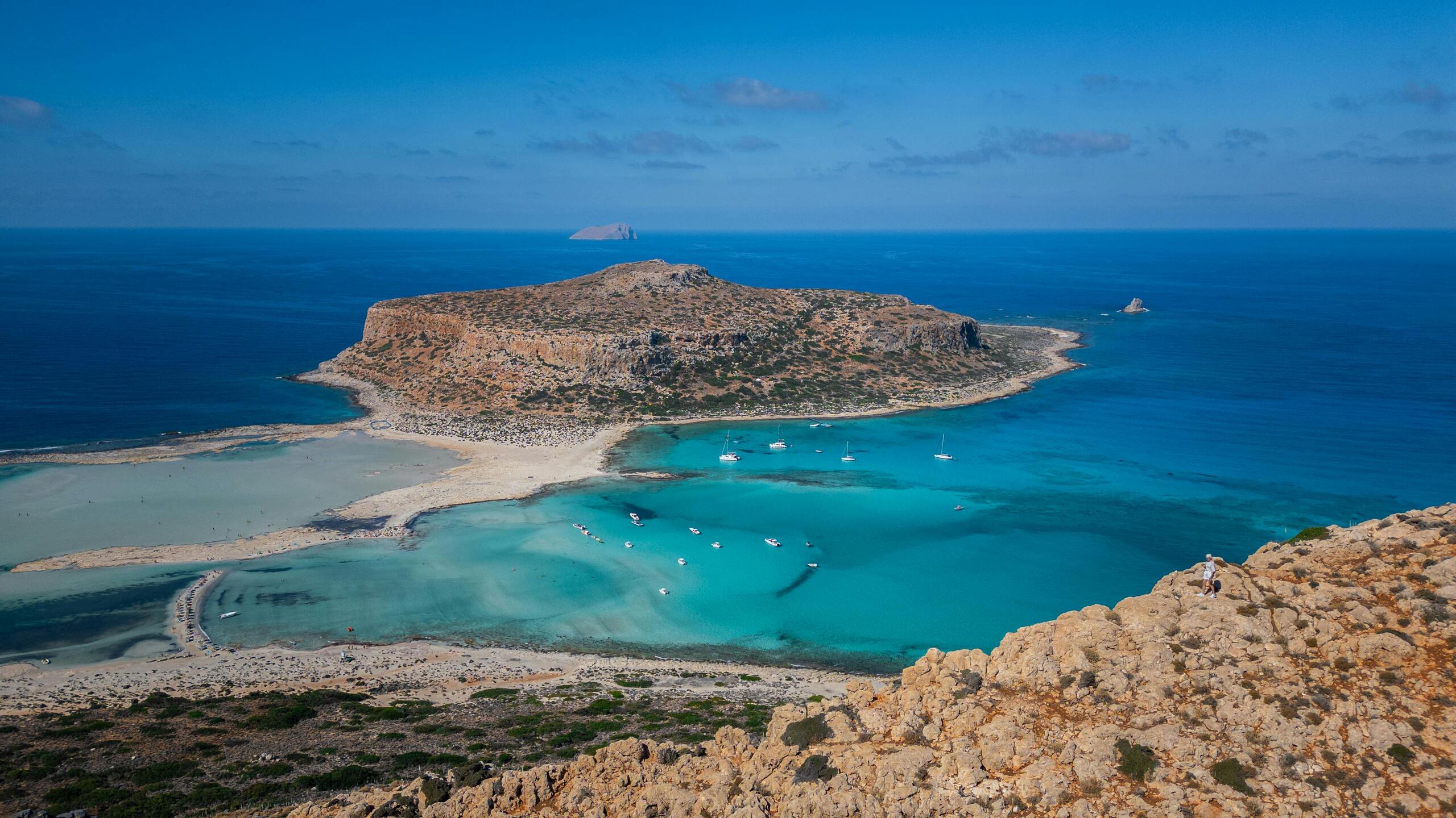 Kreta Tirkizna uvala, pješčana plaža i brdo u pozadini