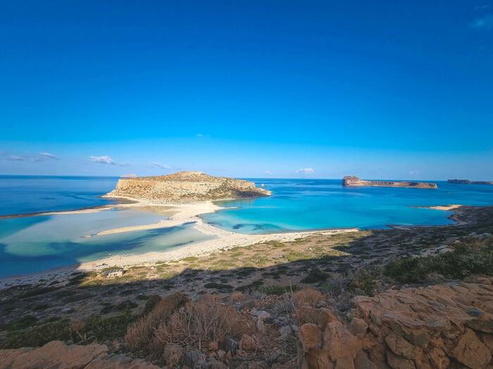 Plava laguna sa tankom pješčanom plažom u sredini