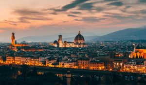 Kako provesti 1 dan u Firenci Pogleda na Firencu u sumrak, žuta svjetla grada i kupola katedrale.