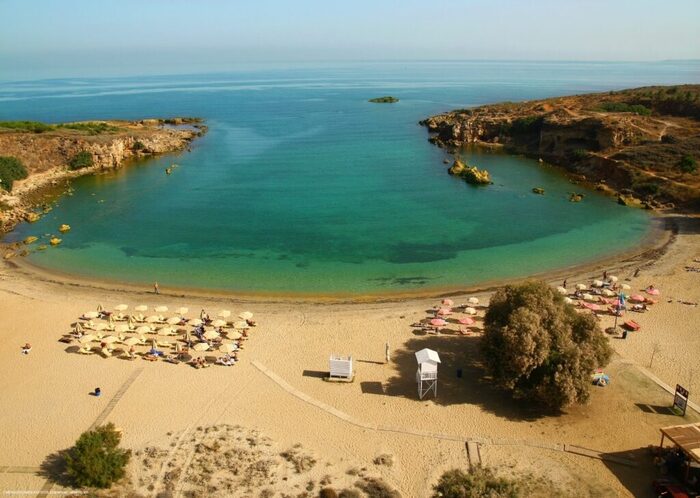 Uvalna pješčana plaža iz zraka, tirkizno more