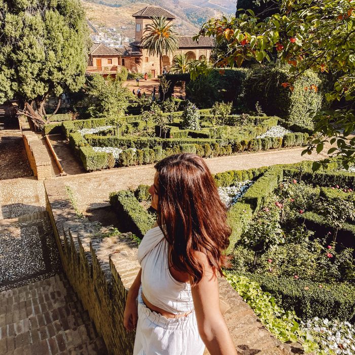 Ana u Andaluziji, u pozadini vrtovi i palme