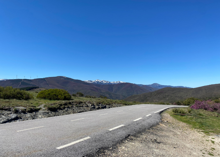 Camino asflatna cesta i snježna planina