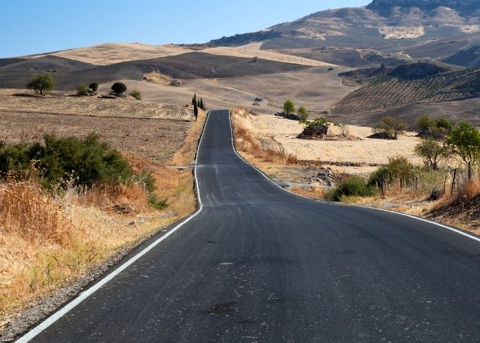 Asfaltna cesta kroz polja u Andaluziji
