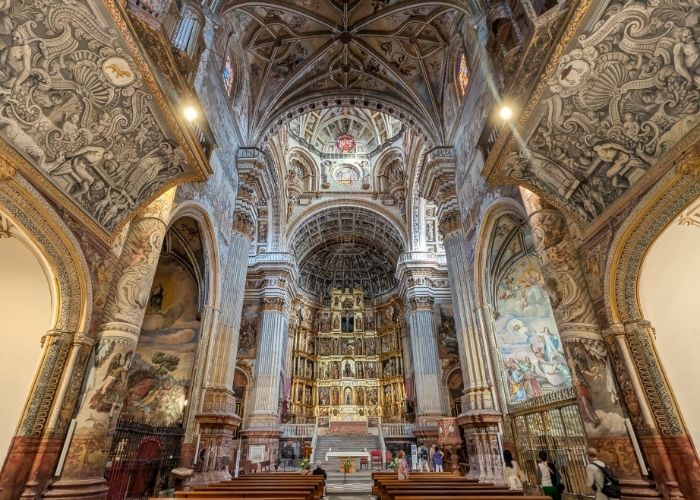 Oltar, freske, zlatni detalji