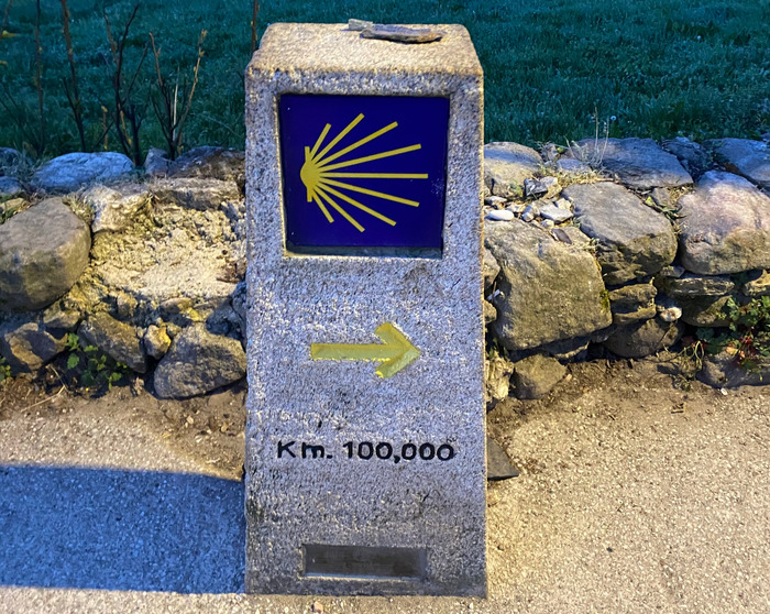 Kameni stupic sa plavim znakom oznake puta za Camino