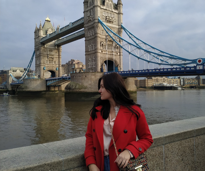 Ana ispred Tower Bridge-a u Londonu.