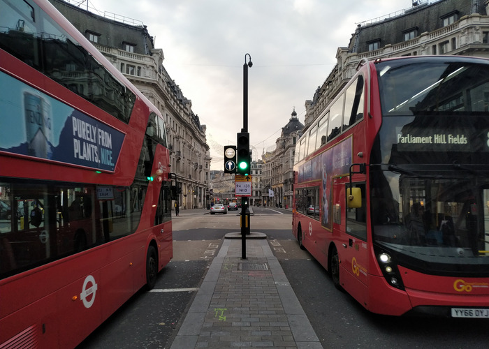 Crveni london busevi u Oxford ulici.