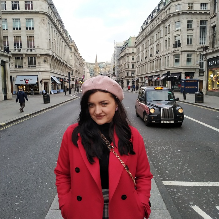 Ana u Oxford ulici i londonski taxi