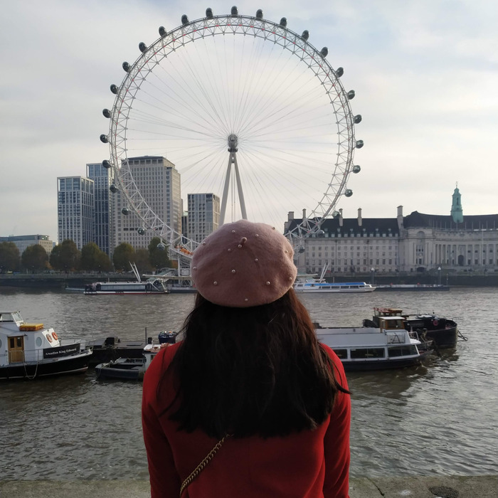Ana ispred London Eye-a u Londonu.