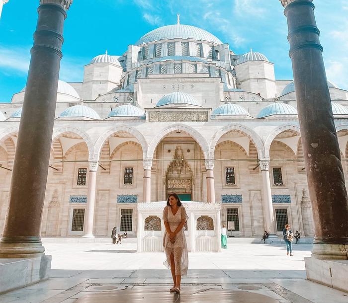 Ana ispred Suleymaniye džamije